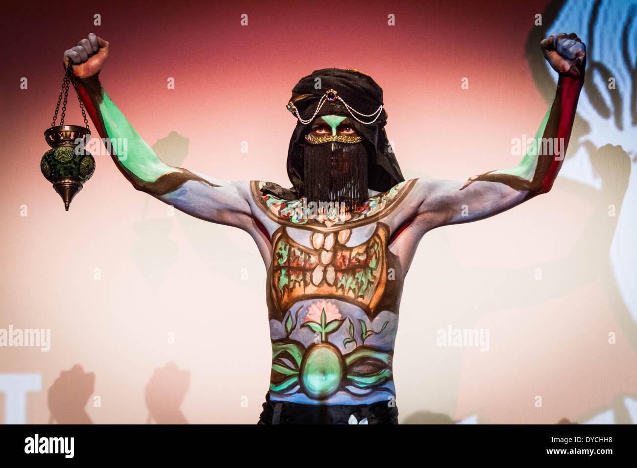 Bruxelles, le Belgiuym. 13 avr, 2014. Peinture sur corps au Festival International du Film Fantastique de Bruxelles. Pour la deuxième année, le festival a lieu dans le centre des beaux-arts de présenter au public les meilleurs films de genre. © Aurore Belot/NurPhoto ZUMAPRESS.com/Alamy/Live News Banque D'Images