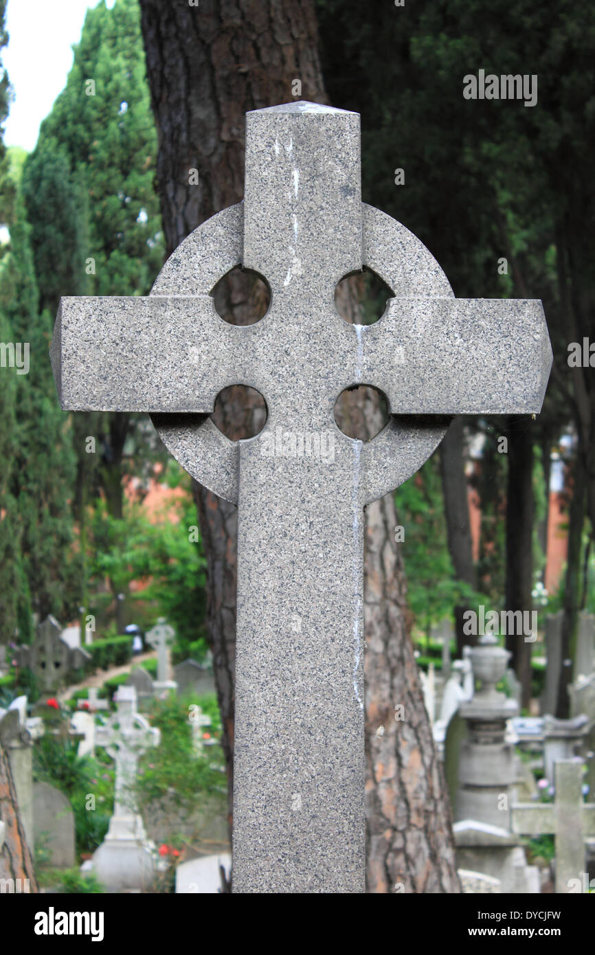 Ancienne croix pierre tombale dans un cimetière Banque D'Images Ancienne croix pierre tombale dans un cimetière Banque D'Images