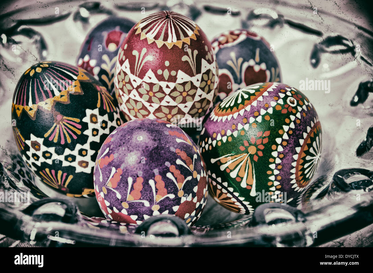 Les oeufs de Pâques colorés dans un bol de verre. Banque D'Images