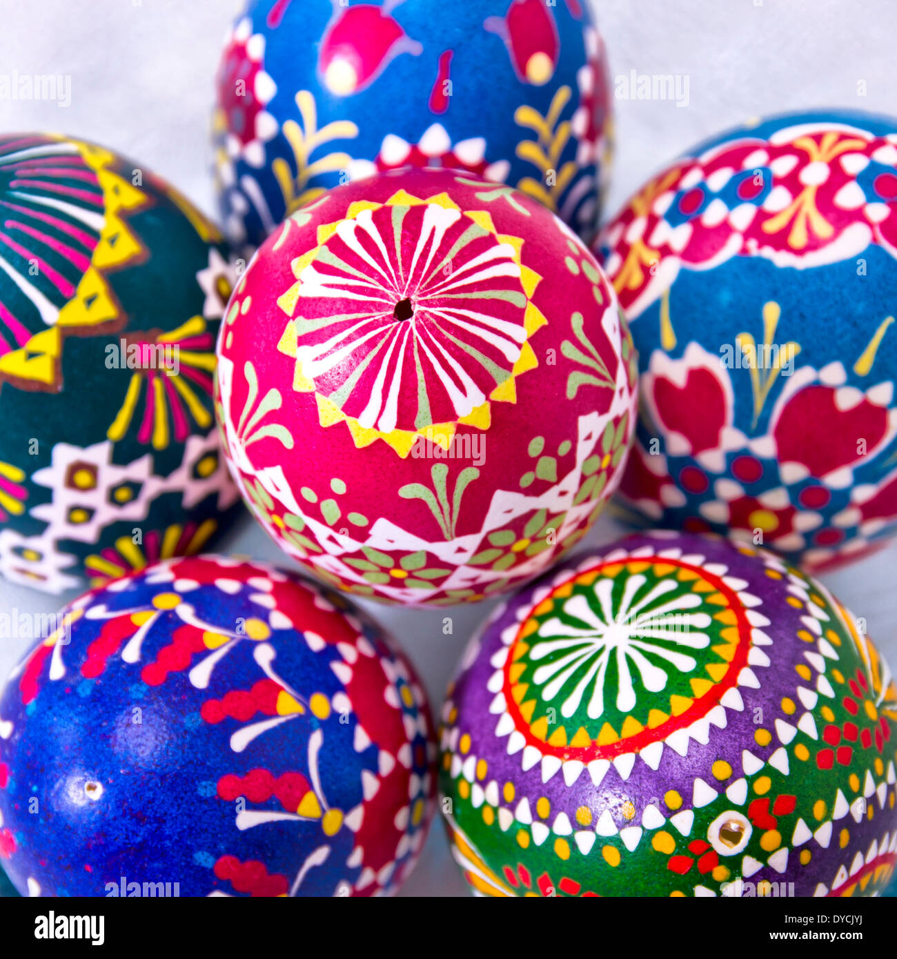Les oeufs de Pâques colorés dans un bol de verre. Banque D'Images