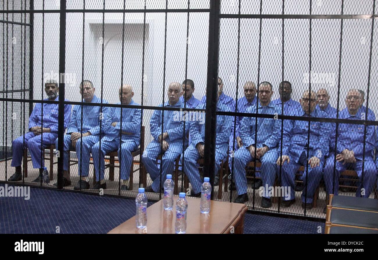 Tripoli (Libye). 14 avr, 2014. Des hauts responsables de l'ancien dirigeant libyen Mouammar Kadhafi gouvernement comparaître en cour à Tripoli, capitale de la Libye, le 14 avril 2014. Un tribunal libyen le lundi reporté jusqu'au 27 avril Le procès des deux fils de l'ancien dirigeant libyen, Mouammar Kadhafi, ainsi que des dizaines de hauts responsables de la fin du leader du gouvernement. L'audience a duré environ 30 minutes lorsque certains des avocats des prévenus appliqué pour report de ce procès, citant la nécessité de plus de temps pour lire les documents de cas, ayant plus de quatre mille pages dans le volume. Credit : Hamza Turkia/Xinhua/Alamy Live News Banque D'Images