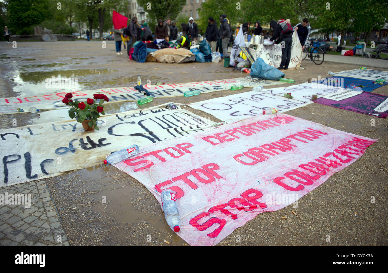 Une bannière lit 'Stop à la déportation, arrêter la corruption, arrêter la colonisation' à Oranienplatz à Berlin, Allemagne, 14 avril 2014. Les manifestations ont lieu depuis l'ancien camp de réfugiés à Oranienplatz a été autorisé le 09 avril 2014. Photo : DANIEL NAUPOLD/DPA Banque D'Images