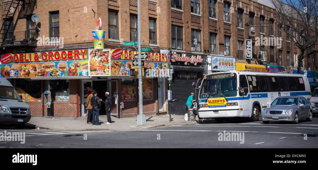 Coin de rue dans le quartier de Bedford-Stuyvesant, Brooklyn, à New York, le Samedi, Avril 4, 2014. (© Richard B. Levine) Banque D'Images