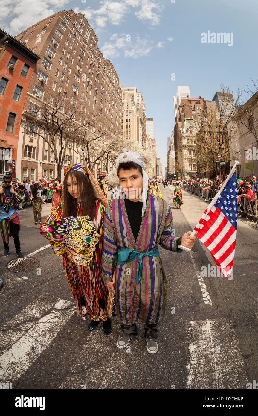 Marcheurs effectuer un mariage une maquette' habillés en tenue de mariage traditionnel dans la 11e parade perse sur Madison Avenue. dans NY Banque D'Images