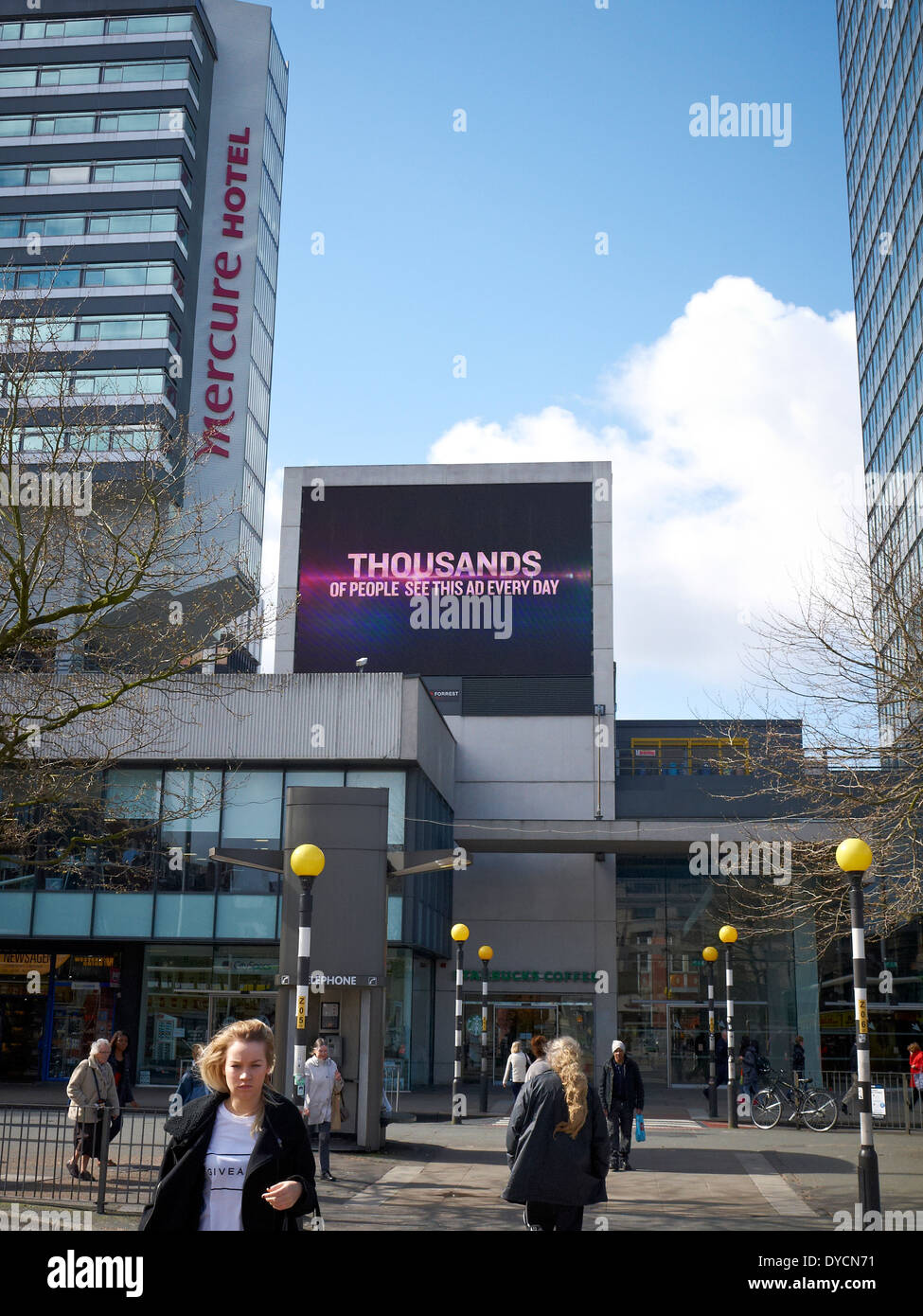 Vente d'espace publicitaire sur écran LED à la station de bus Piccadilly Manchester Royaume-Uni Banque D'Images