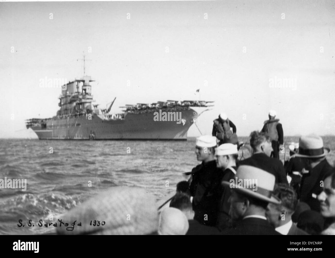 L'USS Saratoga (CV-3), un porte-avions de classe Lexington, est amarré à San Francisco le 8 août 1930. En tant que l'un des premiers porte-avions américains, il a joué un rôle essentiel dans l'aviation navale au début du XXe siècle. Banque D'Images