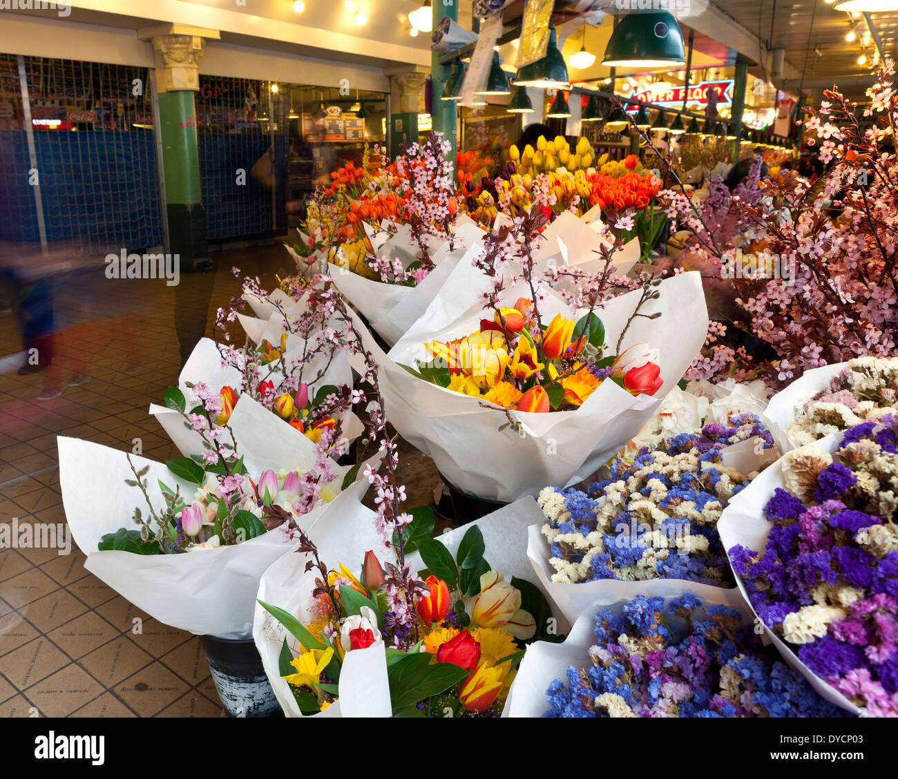 WA09561-00...WASHINGTON - fleurs à vendre au marché de Pike Place à Seattle. Banque D'Images
