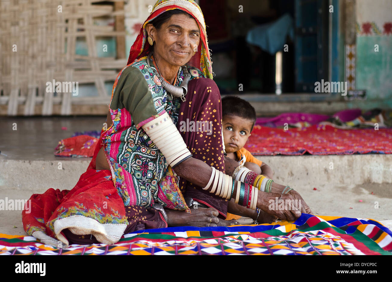 Femme harijan avec sa petite-fille, jnan ,kutch,Inde Banque D'Images