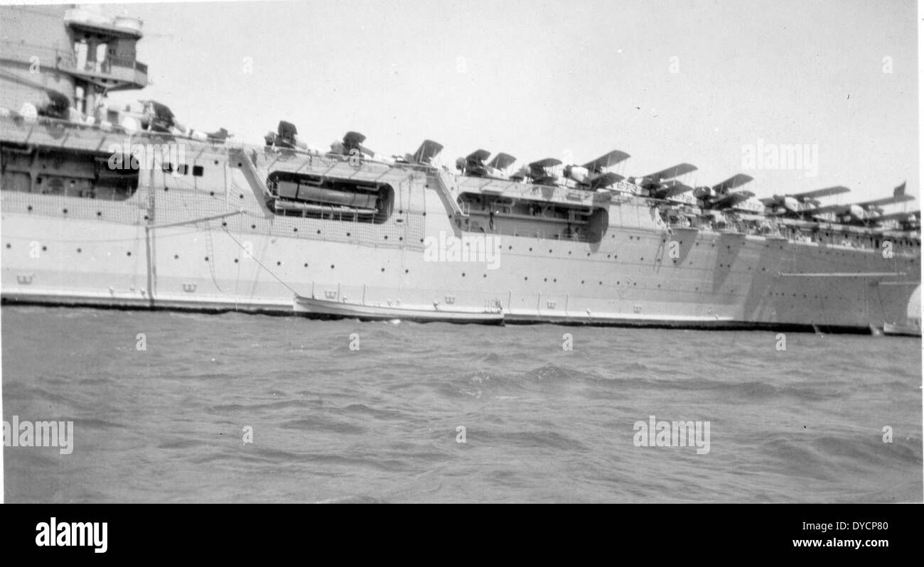 L'USS Saratoga (CV-3), un porte-avions de classe Lexington, est montré ici à San Francisco le 8 août 1930. En tant que l'un des porte-avions les plus importants de l'US Navy, le Saratoga a joué un rôle central dans l'histoire de l'aviation navale. Banque D'Images