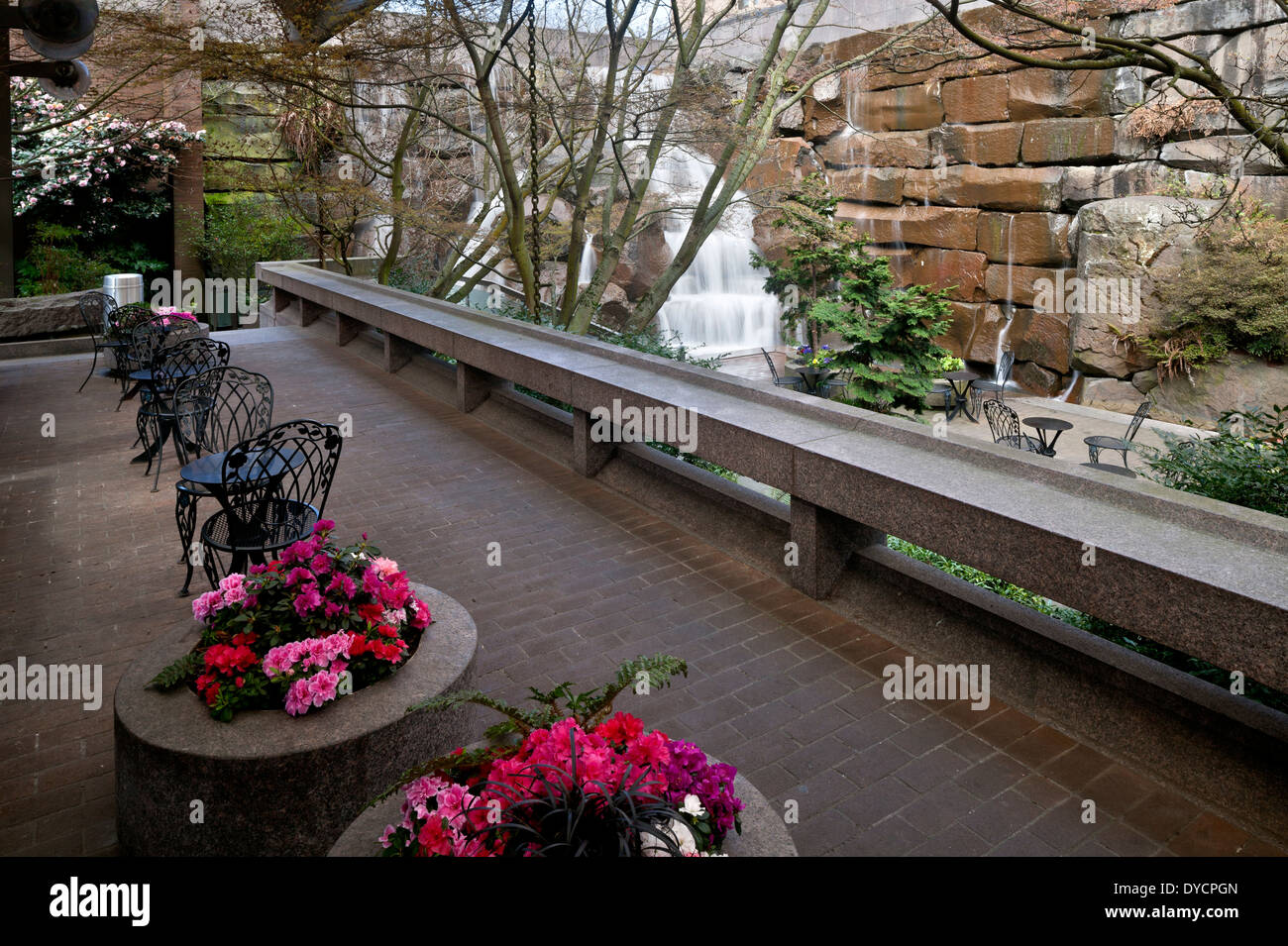 WA09584-00...WASHINGTON - Waterfall Garden Park, lieu de naissance de l'UPS, dans le centre-ville de Seattle. Banque D'Images