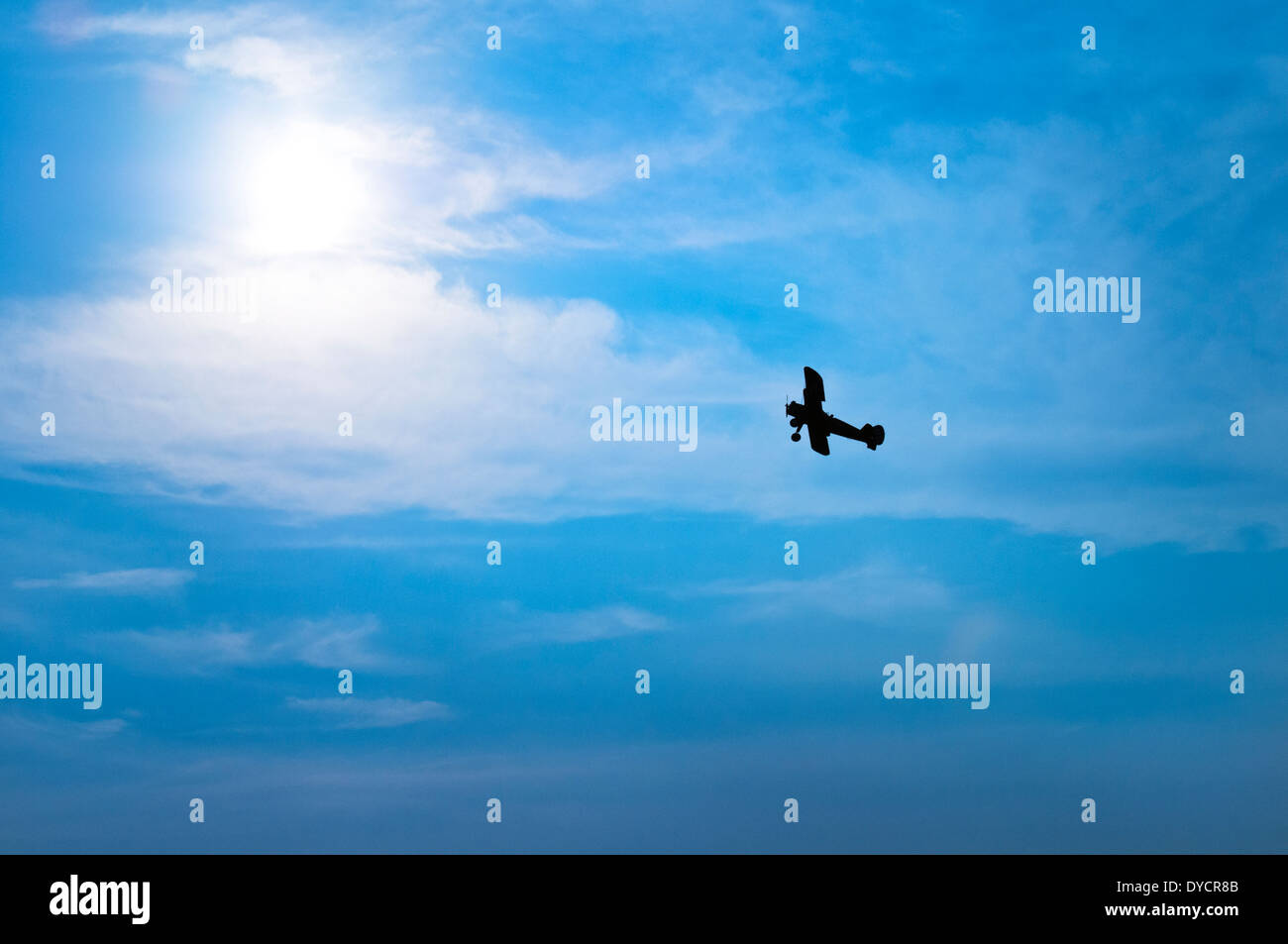 Un avion silhouetté contre un ciel bleu voilé à Bealeton, Virginie Banque D'Images