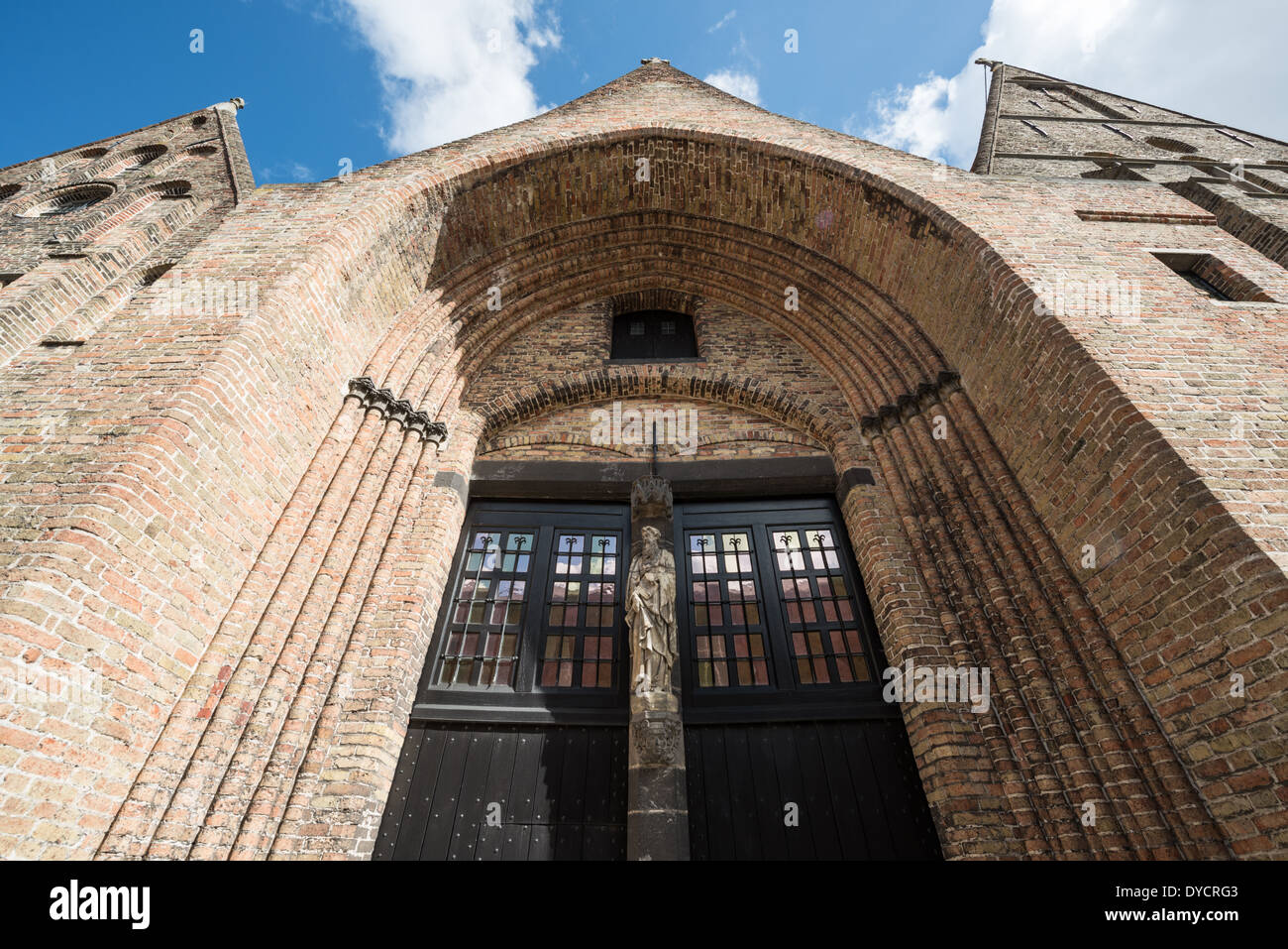 BRUGES, Belgique — L'extérieur du Sint-Janshospitaal (ancien hôpital John) est l'un des plus anciens bâtiments hospitaliers d'Europe, datant du XIe siècle. Initialement établi pour prendre soin des pèlerins et des voyageurs, le complexe s'est ensuite agrandi pour inclure à la fois les installations du monastère et du couvent. Ce bâtiment médiéval sert aujourd’hui de musée préservant son patrimoine architectural et médical. Banque D'Images