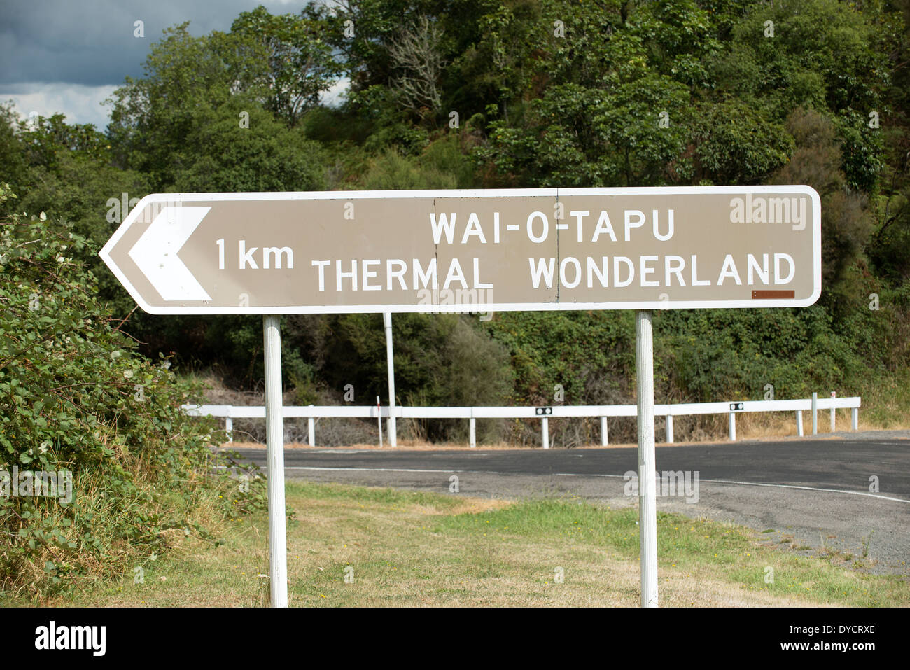 Signe de la route entre Taupo et Rotorua Nouvelle Zélande Île du Nord Banque D'Images