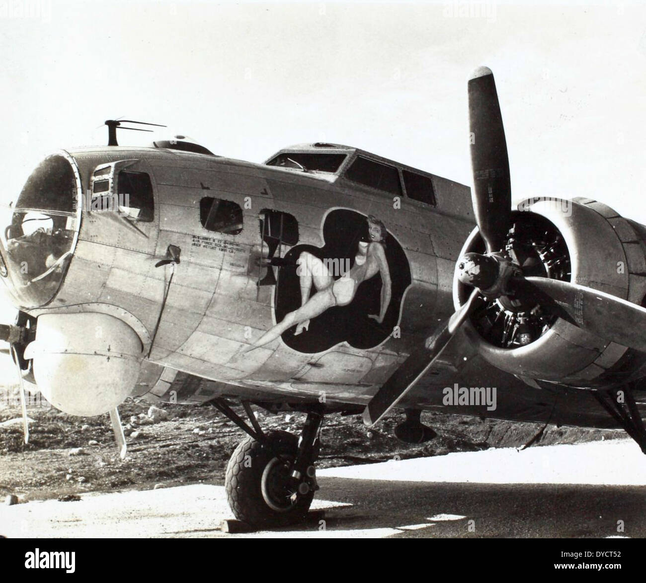 Une photo du 464th Fighter Squadron et du 507th Fighter Group, montrant un B-17 Flying Fortress orné de nez complet L'image capture le pilote Oscar Perdomo, remarquable pour son expertise radar et ses réalisations. Banque D'Images