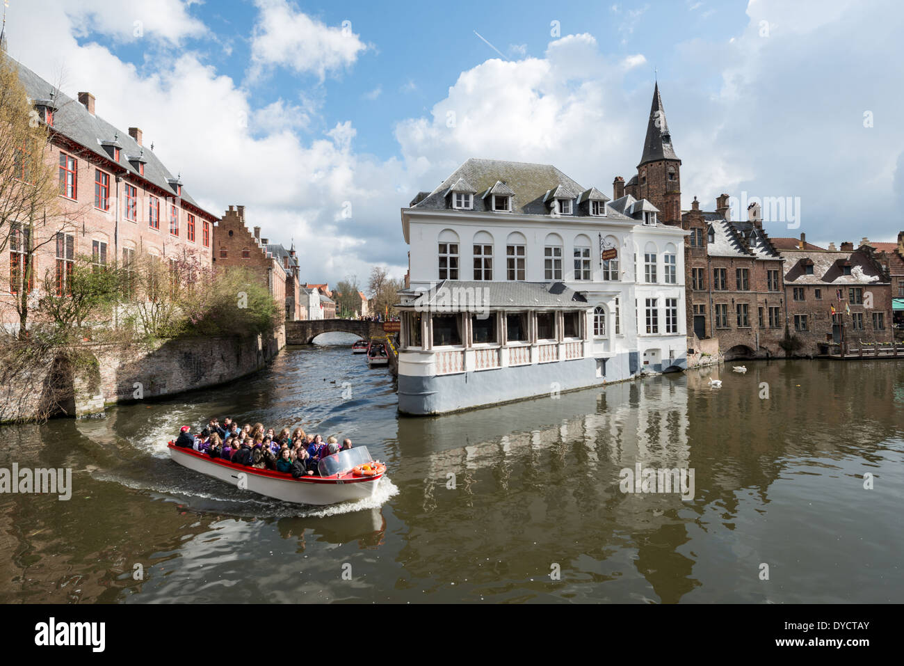 BRUGES, Belgique - parfois appelée « la Venise du Nord », la ville flamande historique de Bruges possède des canaux qui traversent la vieille ville. Avant que l'accès à l'eau ne s'envase, Bruges était un important port commercial. L'architecture médiévale et les canaux sereins façonnent le paysage urbain de Bruges, souvent appelé « la Venise du Nord ». Ville classée au patrimoine mondial de l'UNESCO, Bruges offre aux visiteurs un voyage dans le passé de l'Europe, avec ses bâtiments bien conservés et ses rues pavées reflétant la riche histoire de la ville. Banque D'Images