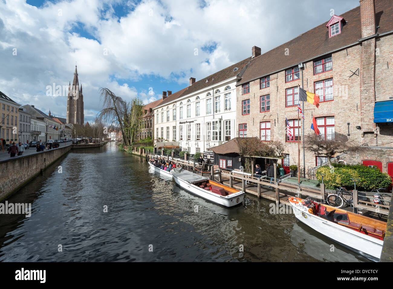 BRUGES, Belgique - parfois appelée « la Venise du Nord », la ville flamande historique de Bruges possède des canaux qui traversent la vieille ville. Avant que l'accès à l'eau ne s'envase, Bruges était un important port commercial. L'architecture médiévale et les canaux sereins façonnent le paysage urbain de Bruges, souvent appelé « la Venise du Nord ». Ville classée au patrimoine mondial de l'UNESCO, Bruges offre aux visiteurs un voyage dans le passé de l'Europe, avec ses bâtiments bien conservés et ses rues pavées reflétant la riche histoire de la ville. Banque D'Images