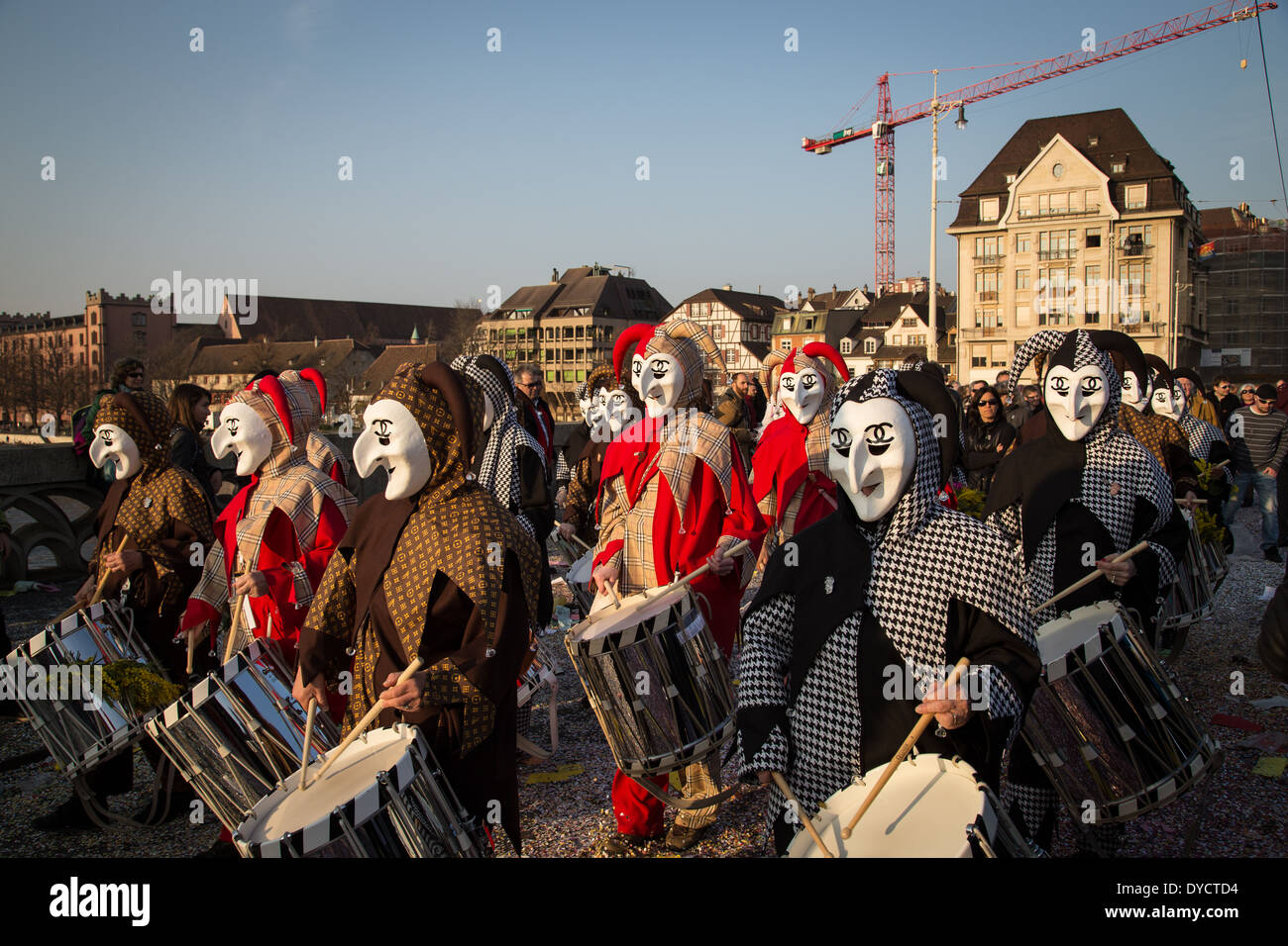 Groupe de soi-disant Waggis avec batterie en se promenant dans les rues au carnaval de Bâle en Suisse. Banque D'Images