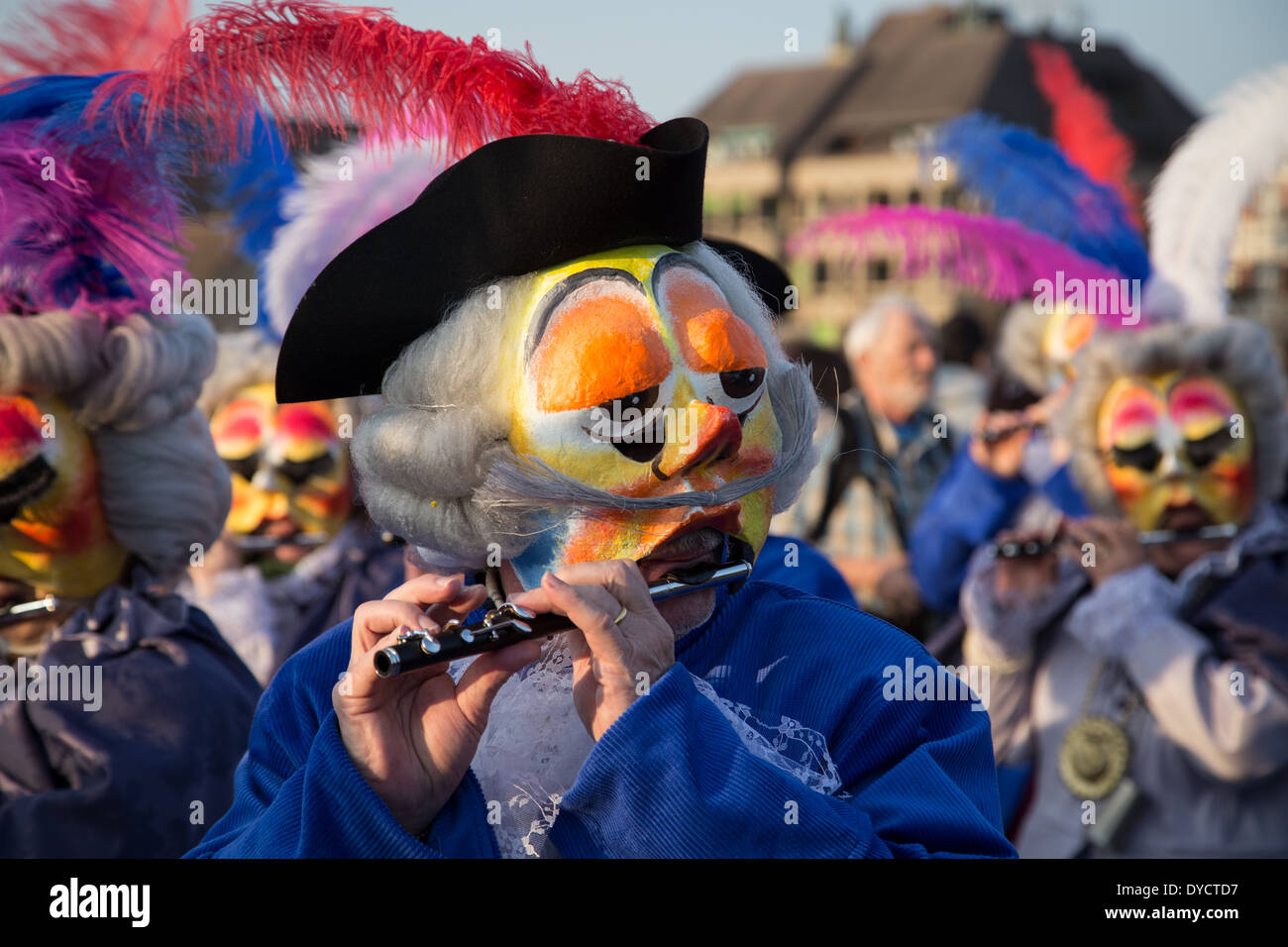 Un Waggis jouant le carnaval de Bâle au piccolo en Suisse. Banque D'Images