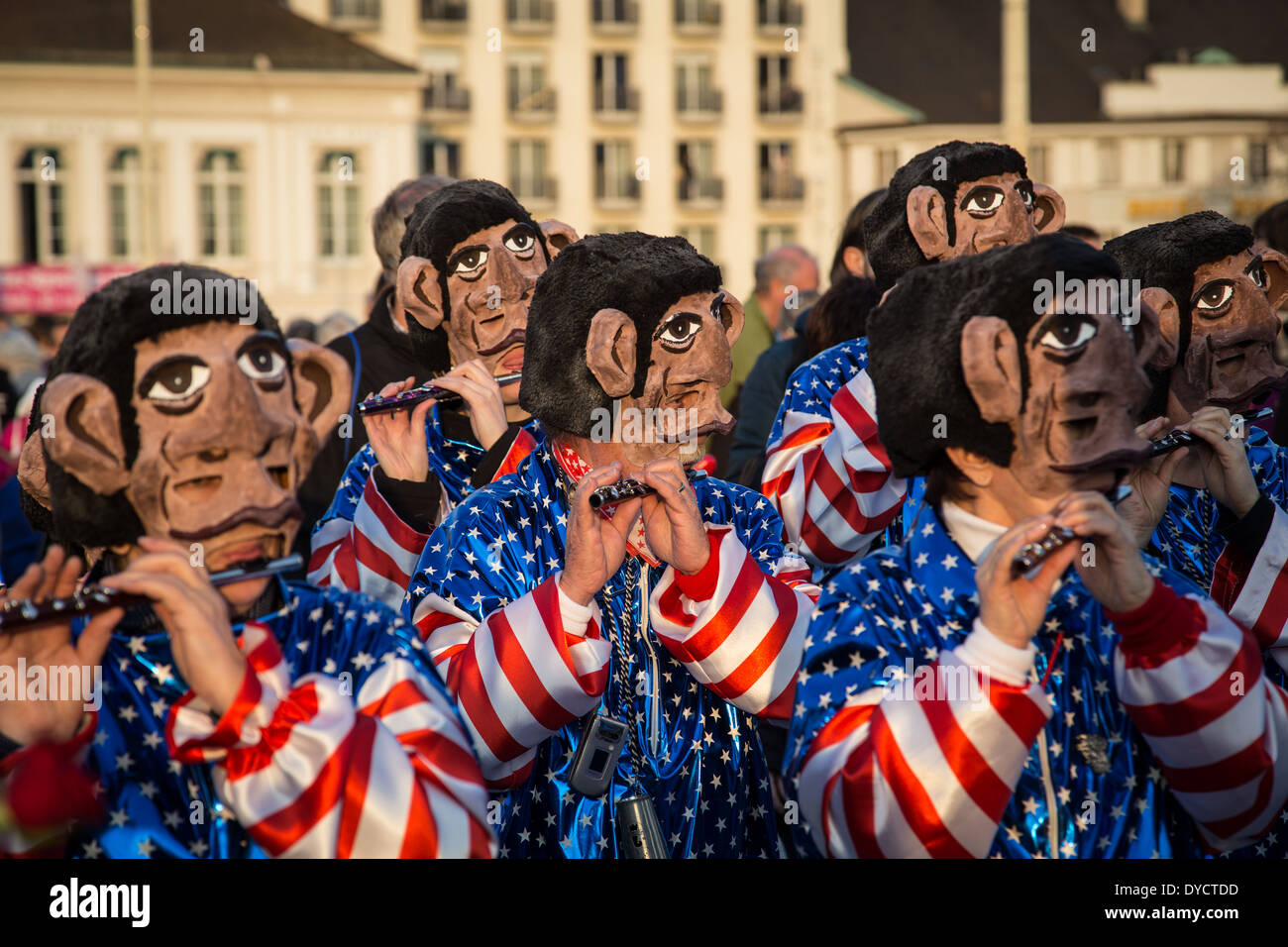 Groupe de soi-disant Waggis flûtes jouant au carnaval de Bâle en Suisse. Banque D'Images