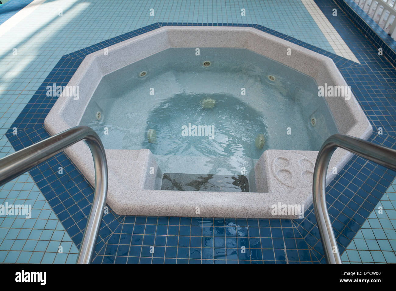 Un regard dans un bain à remous à l'hôtel. Banque D'Images