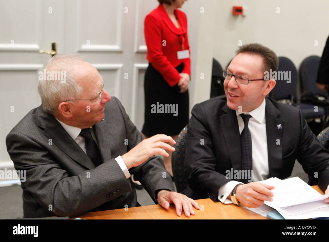 Le ministre allemand des Finances, Wolfgang Schaeuble parler avec le Ministre grec des Finances Ioannis Stournaras(R) lors de la réunion informelle des ministres des affaires économiques et financières à l'Hall Zappeion à Athènes. Les ministres des finances de la zone euro et l'Europe se rencontrer et organiser des conférences de presse aujourd'hui à Athènes Banque D'Images