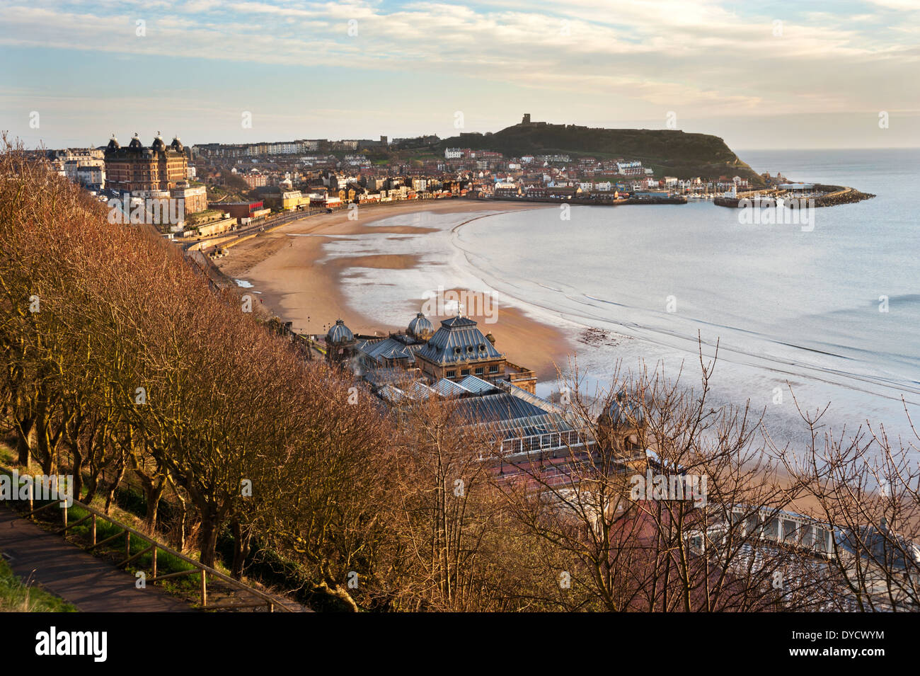 Matin tôt au printemps de North Bay, en montrant le Grand Hotel, Spa et le château, Scarborough, North Yorkshire, UK Banque D'Images