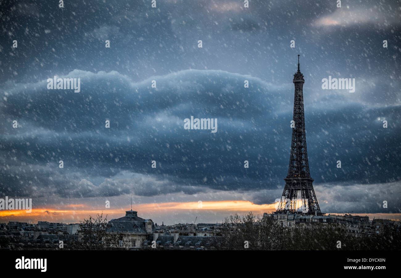 La Tour Eiffel, Paris, France au cours d'une tempête de neige. Banque D'Images