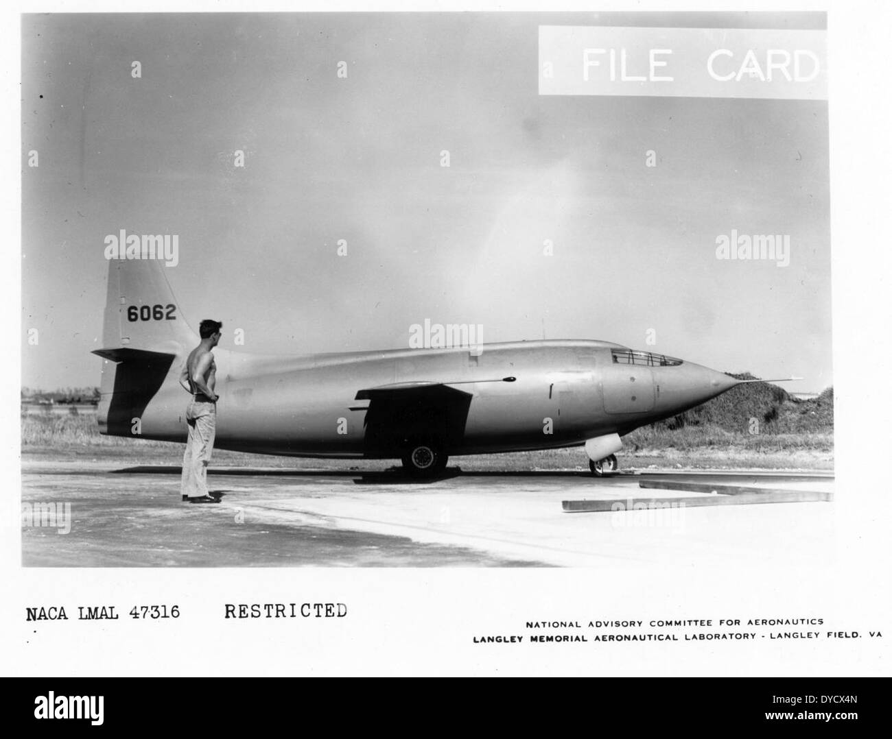 Cette image représente des avions expérimentaux, y compris le Bell X-1, le Bell XS-1 et le Convair F-102 à la base aérienne d'Edwards. Le Bell X-1, piloté par Chuck Yeager, a été le premier avion à franchir le mur du son, une étape importante dans l'histoire de l'aviation. Banque D'Images