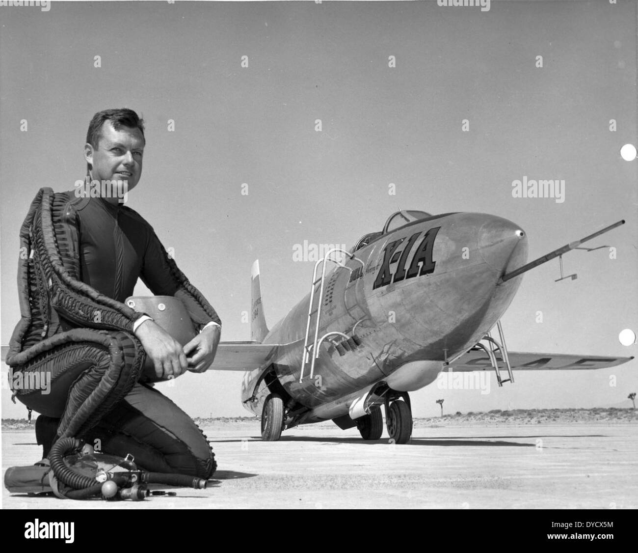 Arthur W. 'Kit' Murray était un pilote d'essai influent qui a piloté plusieurs avions révolutionnaires, dont le Bell B-1, le Bell X-1 et le Convair F-102. Son rôle dans les vols expérimentaux, en particulier dans les X-1 et X-1A, a contribué de manière significative aux progrès dans le vol supersonique et l'aviation propulsée par fusée. Banque D'Images