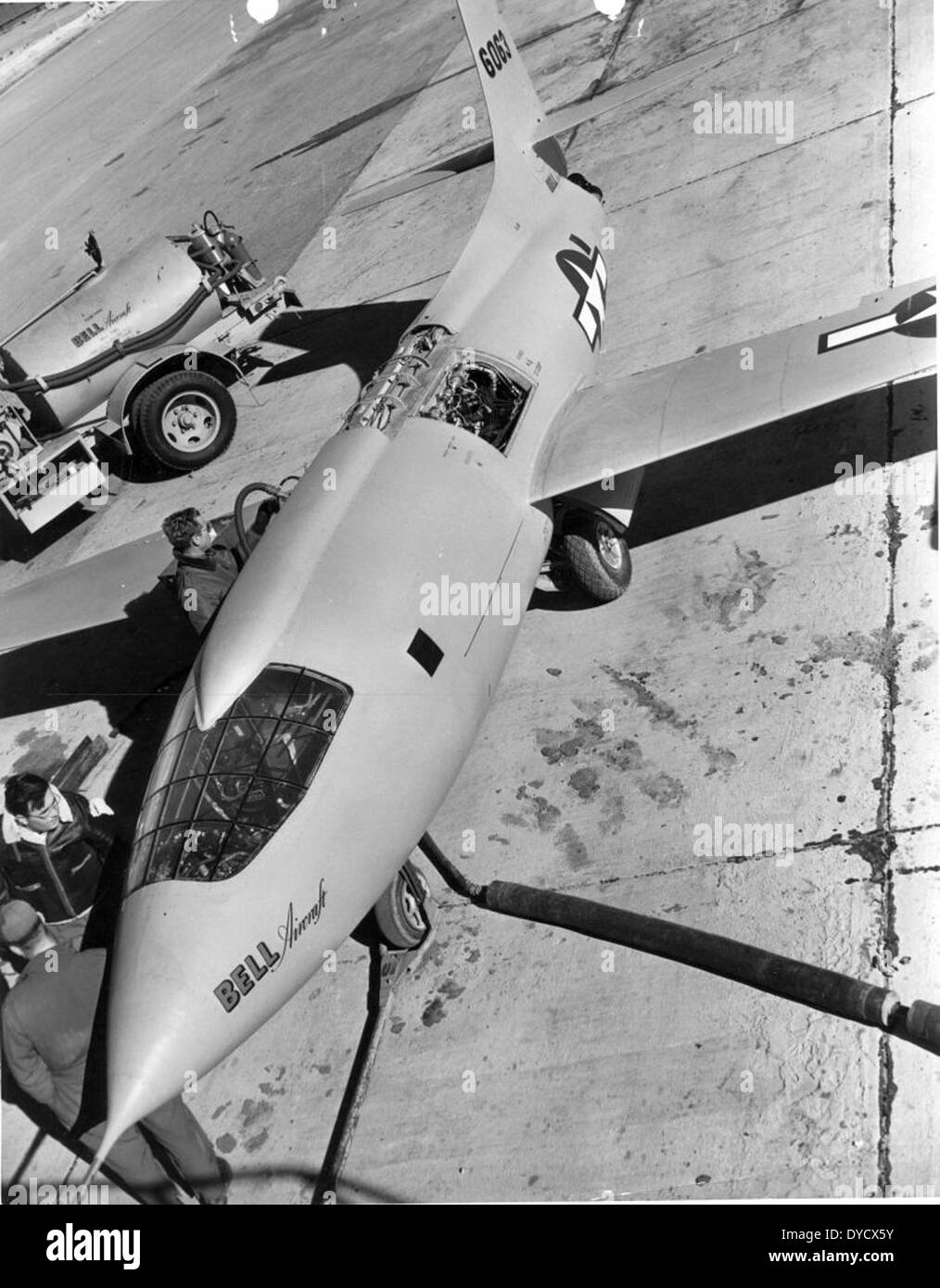 Cet avion, identifié comme Bell 46-063, faisait partie des programmes de vol expérimental de la Bell Aircraft Company. Les Bell X-1 et Convair F-102, entre autres, ont participé à des développements importants dans l'aviation expérimentale et propulsée par fusée à la base aérienne d'Edwards. Banque D'Images