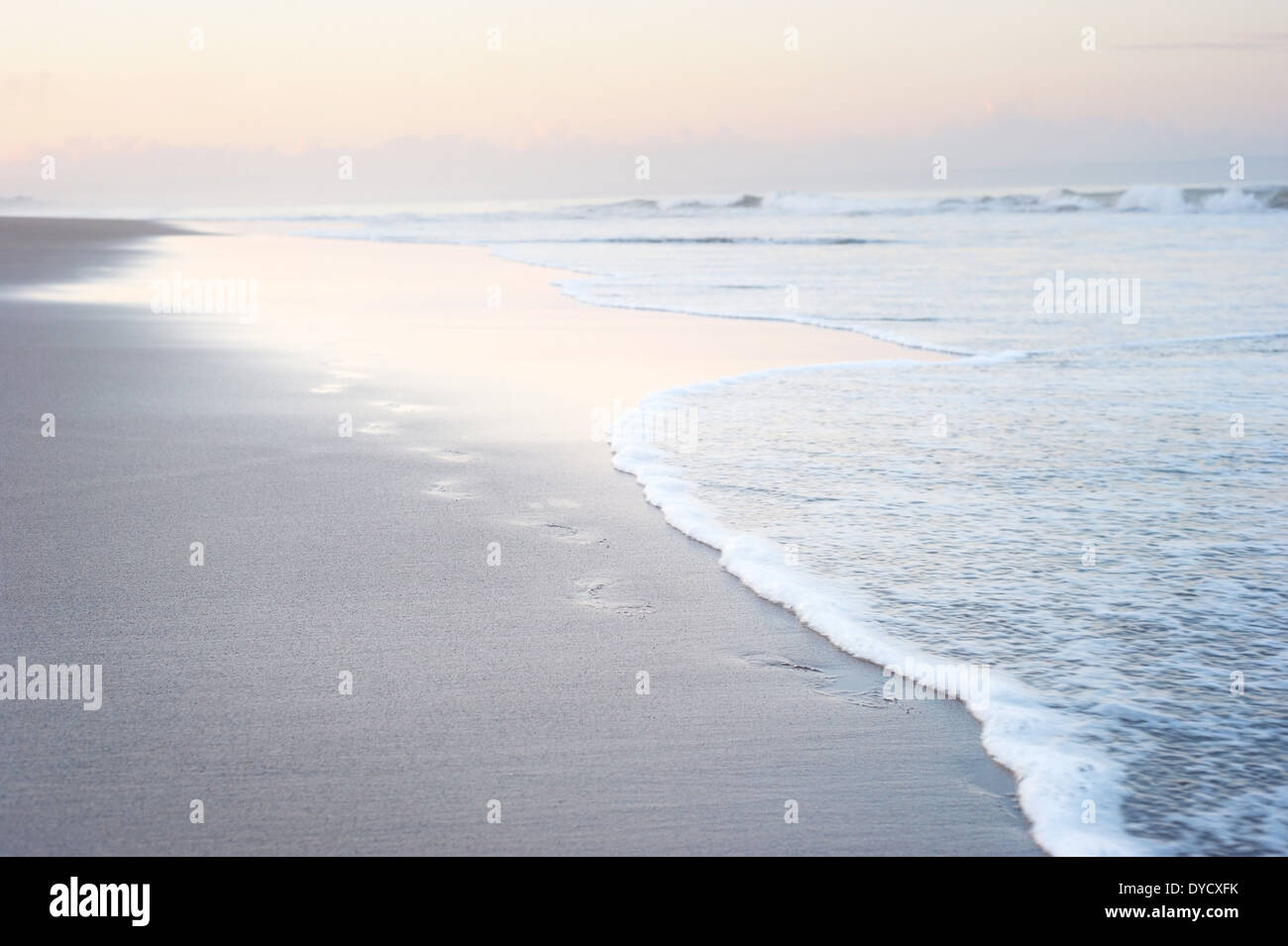 Chemin d'un pas sur la plage de sable sur l'île de Bali à l'aube Banque D'Images