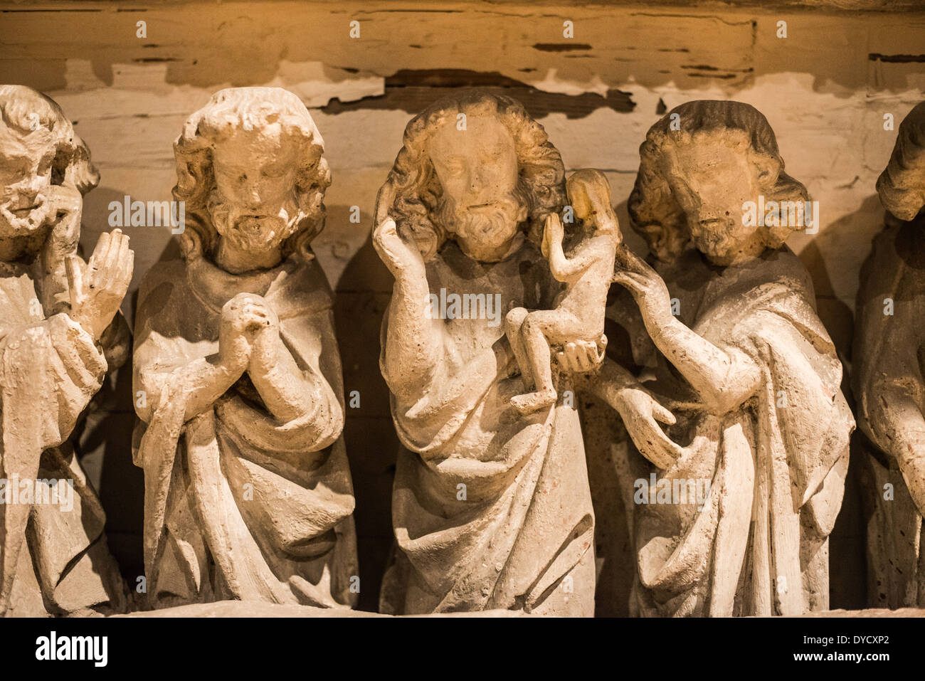 BRUGES, Belgique — Un portail en pierre gothique combinant l'iconographie de la Vierge Marie et du jugement dernier est exposé à Sint-Janshospitaal (Old-équipé John's Hospital). Le portail du XIIIe siècle présente des scènes sculptées dont la mort de la Vierge, le Christ avec les intercesseurs et les figures apôtres. Cet élément architectural démontre l'influence du style gothique français du Nord sur les religieux belges médiévaux compris Banque D'Images