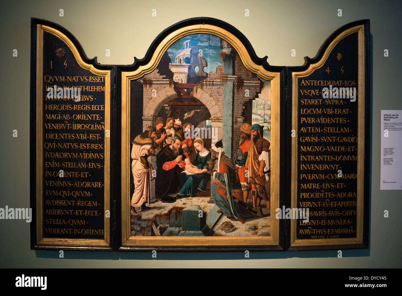 Adoration du triptyque Mages Sint-Janshospitaal Bruges Belgique // BRUGES, Belgique — Un triptyque flamand de 1545 représentant l'adoration des Mages est exposé à Sint-Janshospitaal (Old préparé John's Hospital). L'œuvre comporte des inscriptions latines de l'Évangile de Matthieu décrivant le voyage des Mages. Cette peinture religieuse de la Renaissance illustre la riche tradition de l'art religieux flamand préservée dans ce complexe hospitalier historique. Banque D'Images