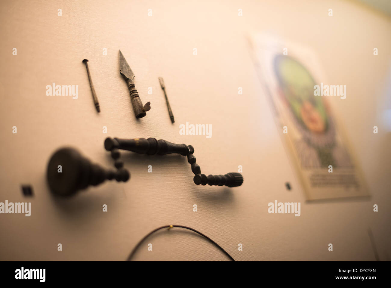 Instruments médicaux historiques Sint-Janshospitaal Bruges Belgique // BRUGES, Belgique — des instruments médicaux historiques de différentes périodes sont exposés à Sint-Janshospitaal (Old-Janshospitaal), documentant des siècles de pratique médicale. Ces artefacts représentent l'évolution des soins de santé depuis la fondation de l'hôpital au XIe siècle jusqu'aux périodes ultérieures. La collection fournit un aperçu des traitements médicaux et des pratiques chirurgicales médiévaux et modernes. Banque D'Images