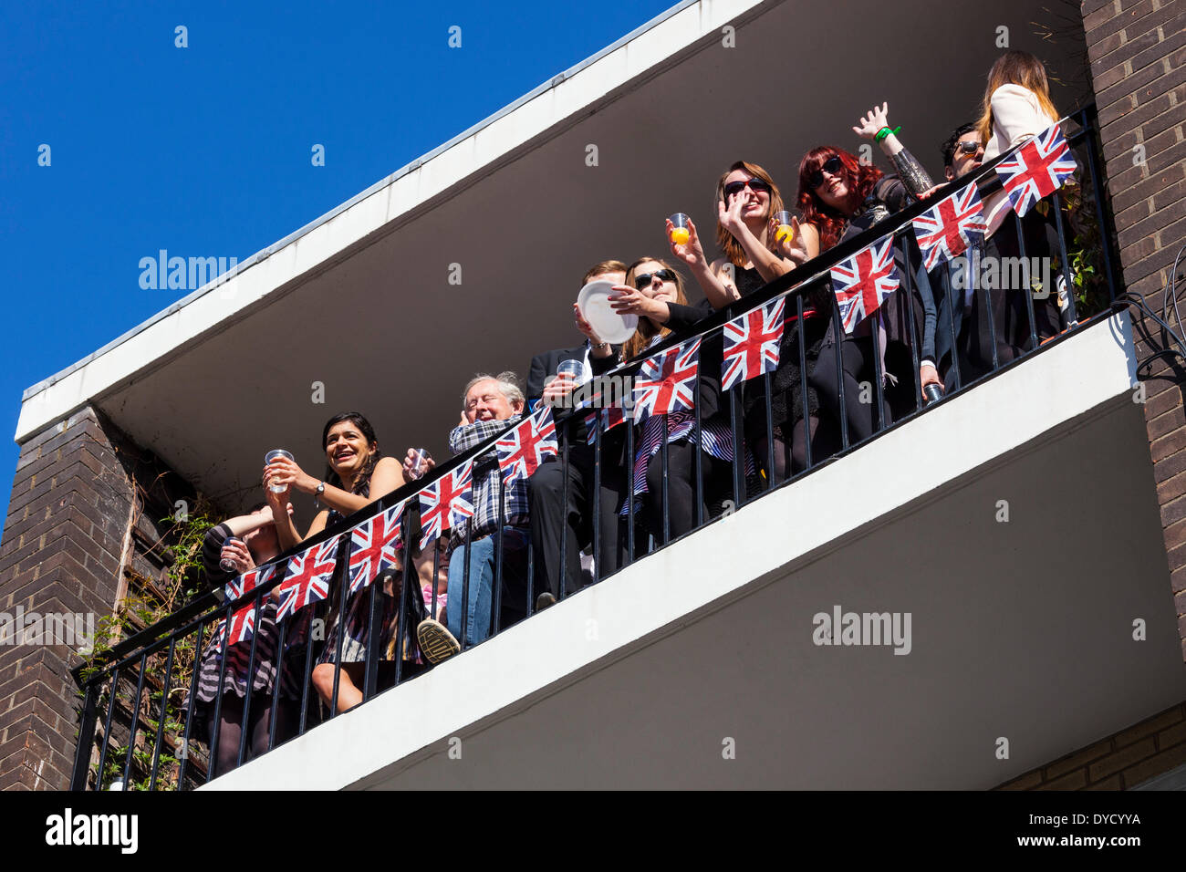 London UK. 13 avril 2014 Virgin London Marathon argent spectateurs à regarder depuis un balcon à Greenwich Crédit : John Henshall/Alamy Live News JMH6129 Banque D'Images