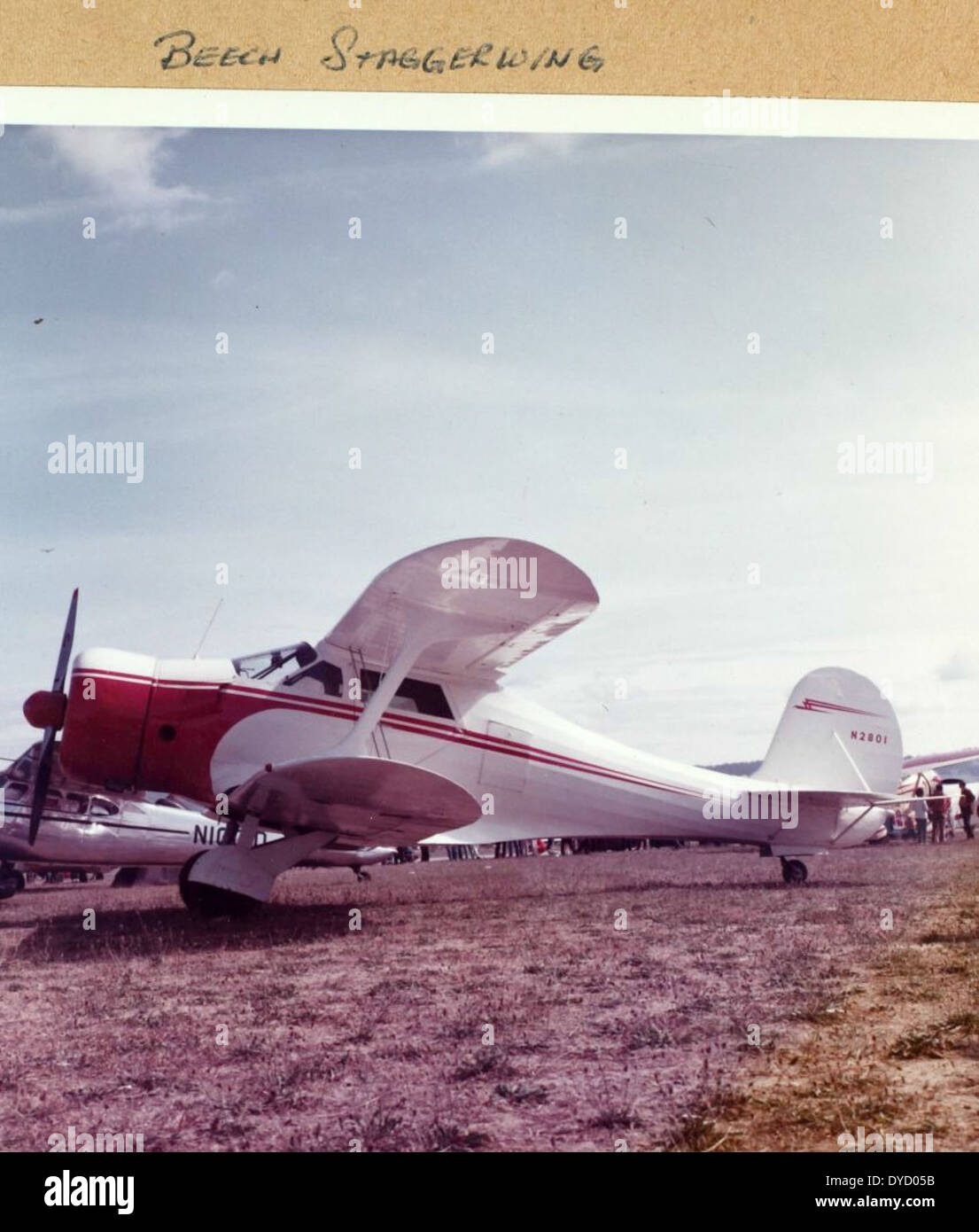 Cette image de l'album Bradley capture un avion Staggerwing lors d'un spectacle aérien. Le Staggerwing, connu pour son design et ses performances distinctives, a été largement utilisé dans l'aviation civile au cours des années 1930 Banque D'Images