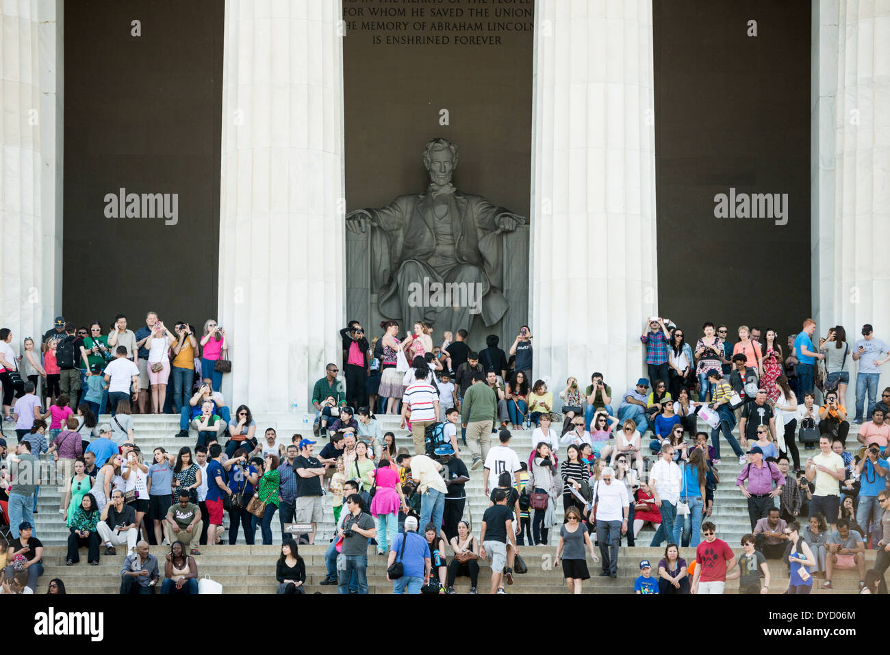 Lincoln Memorial touristes sur les marches Washington DC // WASHINGTON DC — les touristes se rassemblent sur les marches ombragées du Lincoln Memorial pendant un après-midi chaud. Le monument néoclassique, achevé en 1922, se trouve à l'extrémité ouest du National Mall. Les marches du mémorial ont longtemps servi de lieu de rassemblement pour les visiteurs à la recherche d'une signification historique et d'un répit face à la chaleur estivale de Washington. Banque D'Images