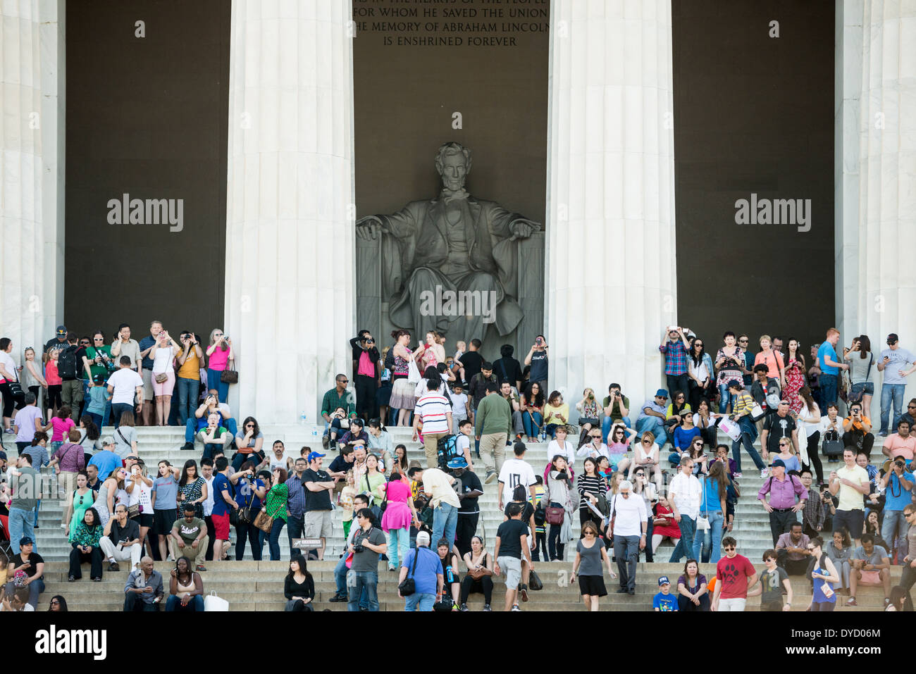 WASHINGTON DC, USA - Touristes prendre refuge sur une chaude après-midi à l'ombre marches du Lincoln Memorial à Washington DC. Banque D'Images