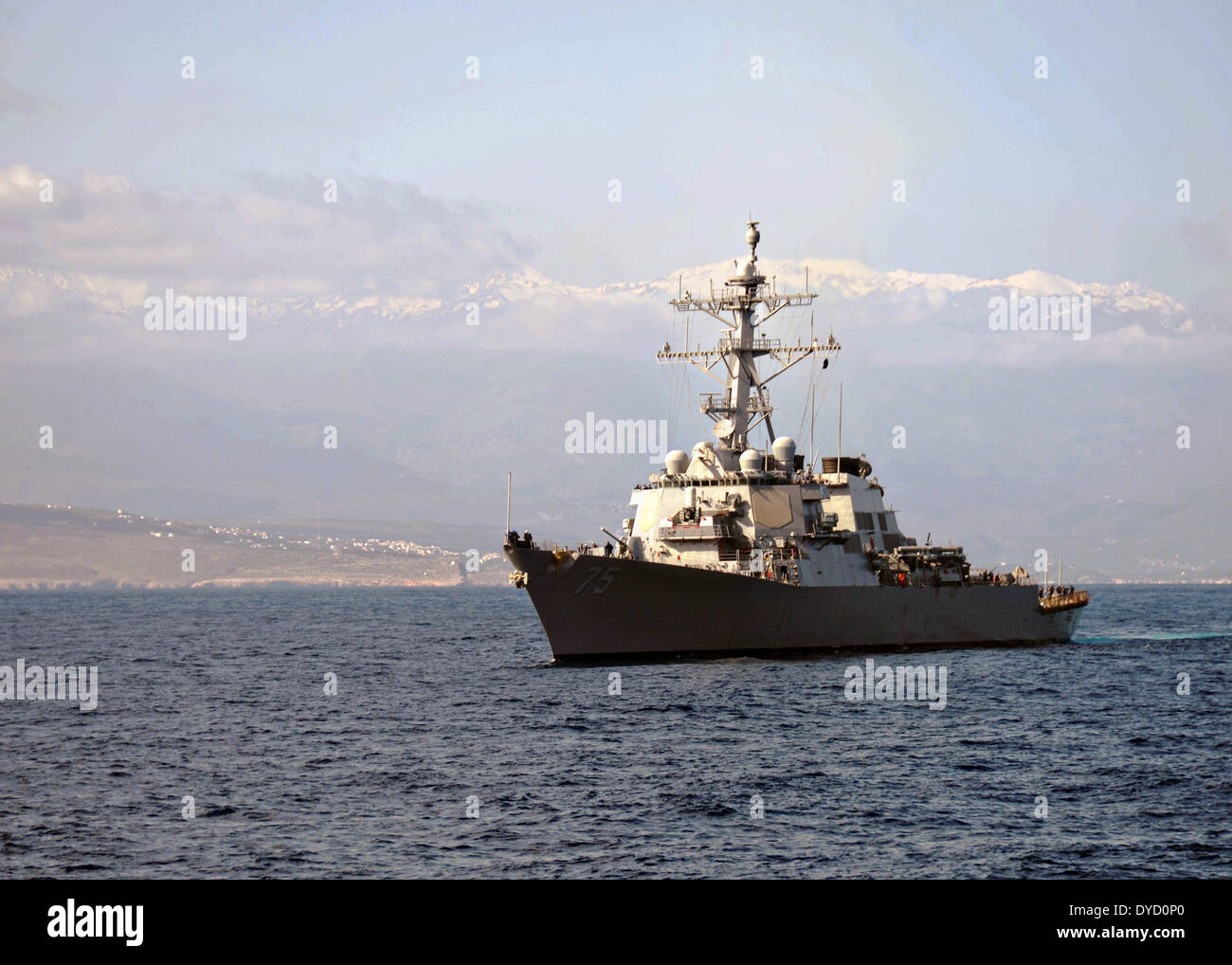 US Navy de la classe Arleigh Burke destroyer lance-missiles USS Donald Cook mène des opérations le 31 mars 2014, dans la mer Méditerranée. Banque D'Images