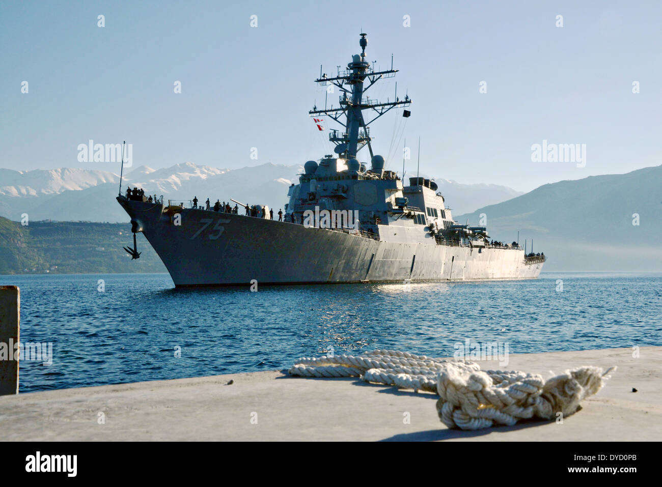 US Navy de la classe Arleigh Burke destroyer lance-missiles USS Donald Cook arrive à Marathi installation d'un jetée de l'OTAN visite du port, le 18 mars 2014 dans la baie de Souda, la Grèce. Banque D'Images