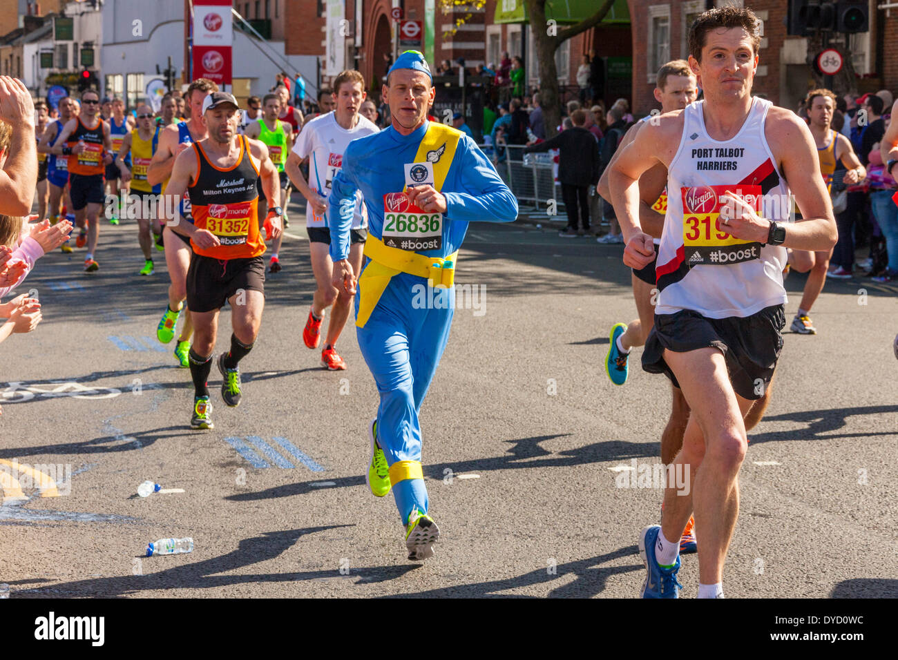 London UK. 13 avril 2014 Virgin London Marathon Runner 26836 argent y compris David Stone en bleu s'exécutant en tant que Jeff Tracy personnage de Crédit : John Henshall Thunderbirds/Alamy Live News JMH6133 Banque D'Images