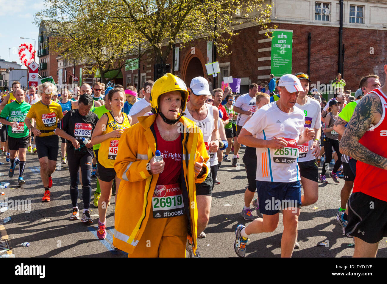 London UK. 13 avril 2014 Virgin London Marathon argent 26919 Samuel Michael John Sellick fonctionnant comme un pompier avec casque jaune Crédit : John Henshall/Alamy Live News JMH6147 Banque D'Images
