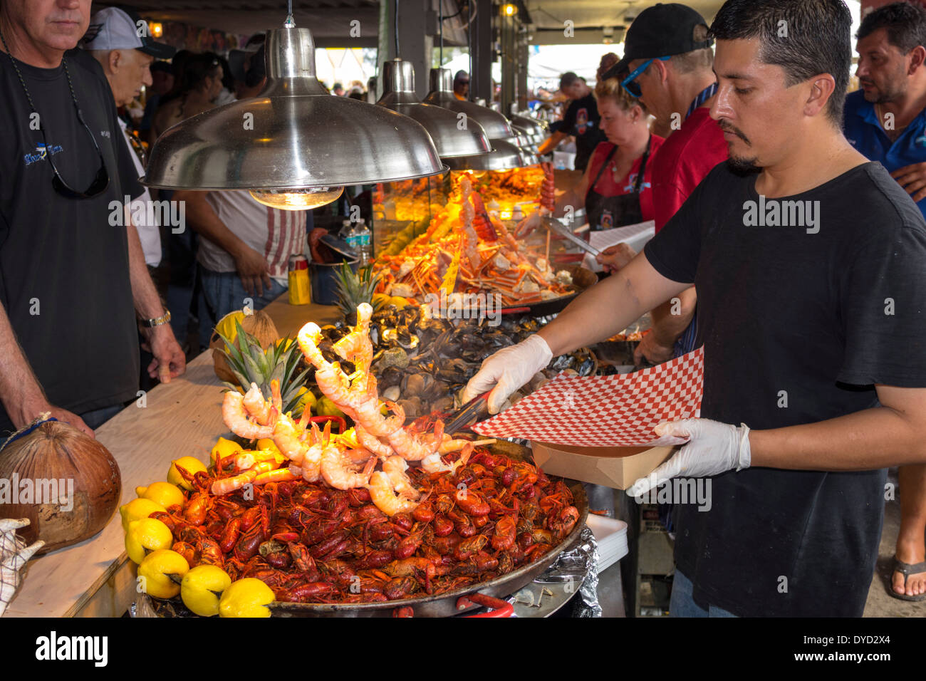 Everglades City Florida,Festival des fruits de mer,alimentation,vendeur vendeurs,stall stalles stand marchands marché marchand marché, hispanique latin Latino Banque D'Images