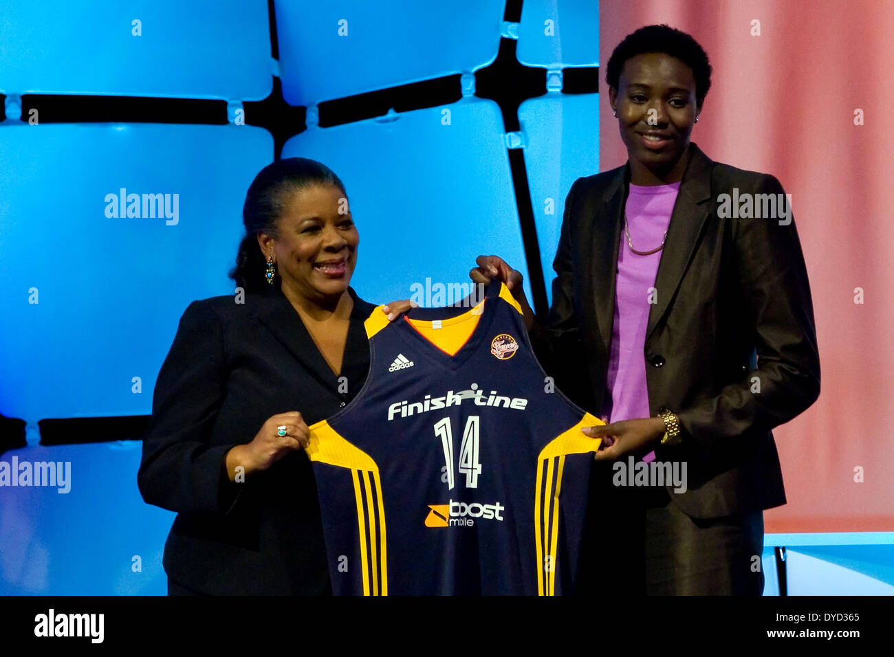Uncasville, Connecticut, USA. 14 avr, 2014. 14 avril 2014 : Natasha Howard de Floride pose avec le président de WNBA Laurel J. Richie comme elle a été choisi 5e au total par les Indiana Fever au cours de la Draft 2014 au Mohegan Sun Arena. Anthony Nesmith/CSM/Alamy Live News Banque D'Images