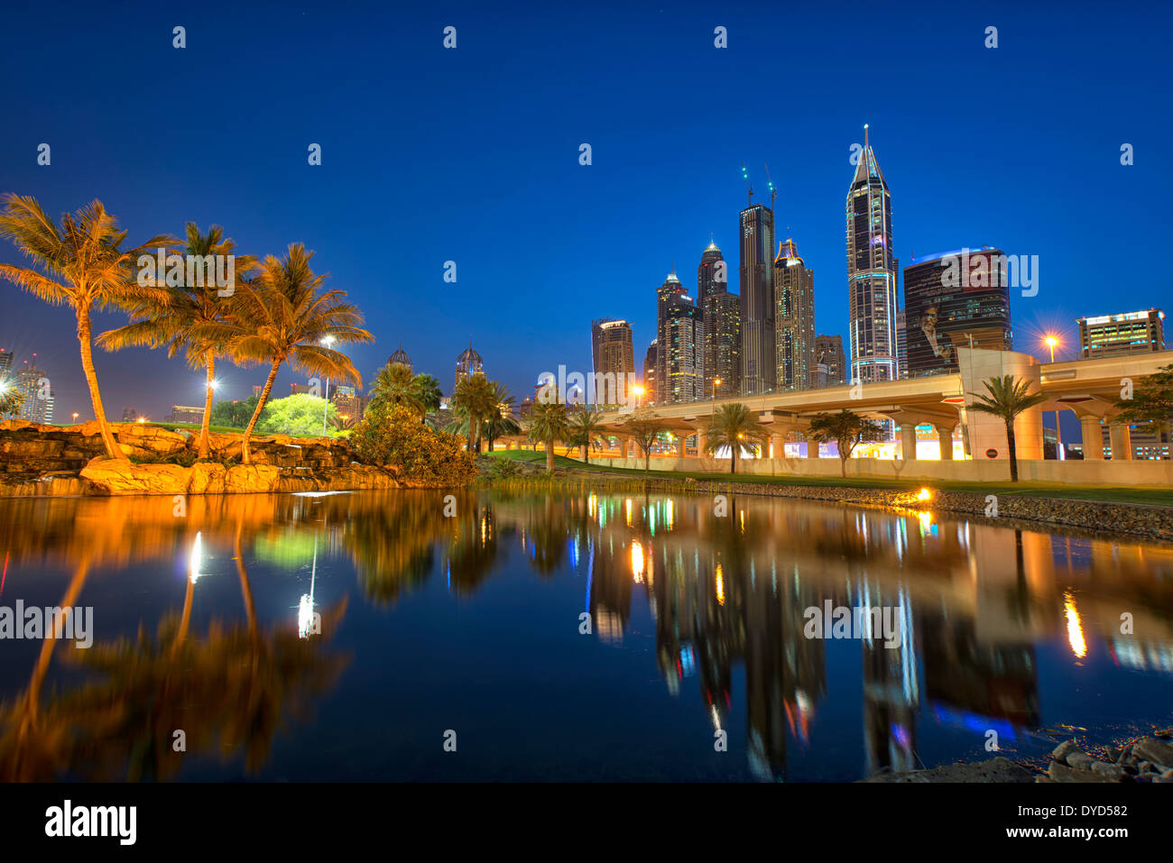 Image de l'Emirates Golf Club à Dubaï, Émirats arabes unis (Dubai Marina en arrière-plan) Banque D'Images