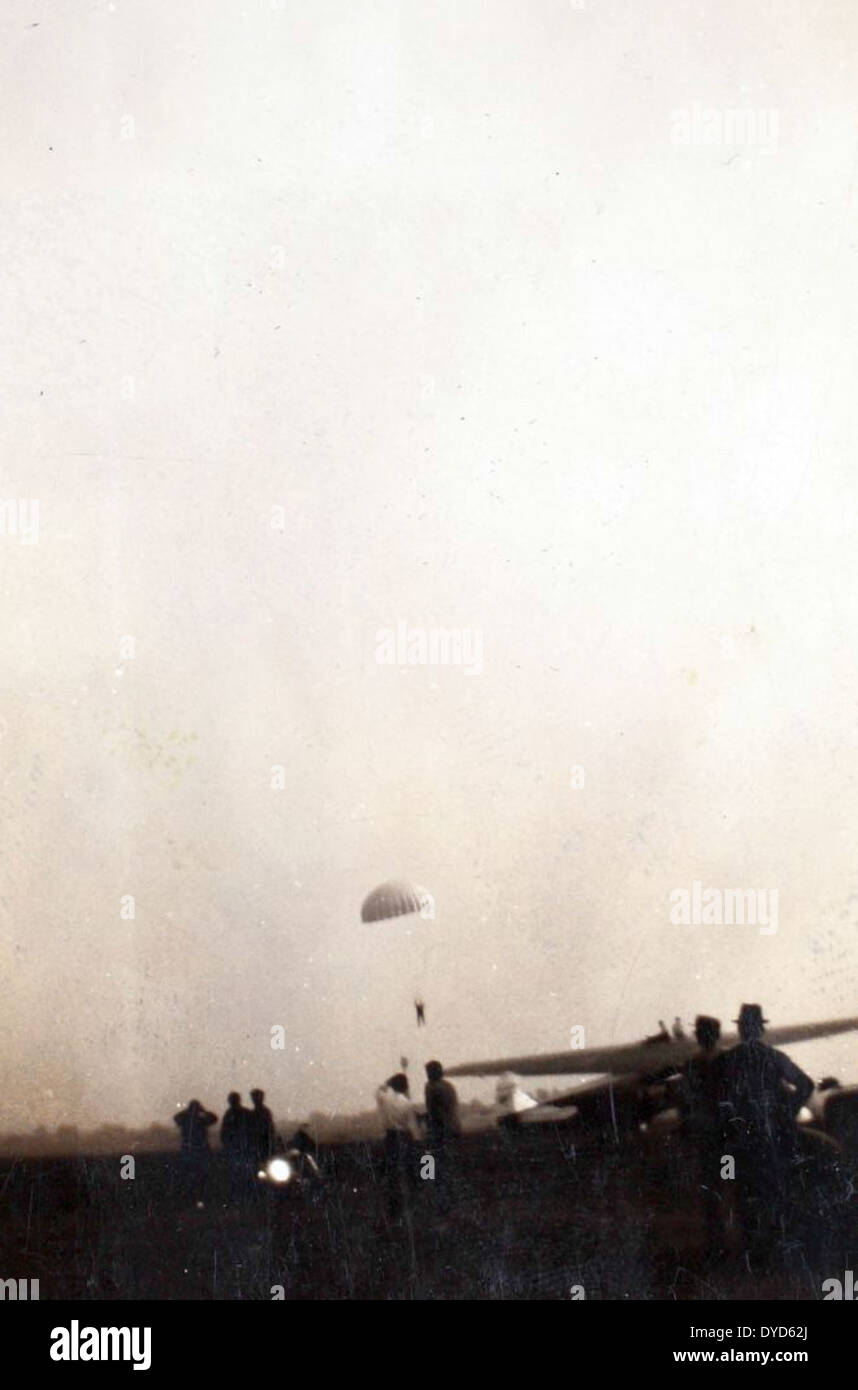 Cette photo de la collection Dunkel montre une vue d'un avion historique, capturée dans une image d'archives rare. La collection Dunkel est connue pour préserver les moments clés de l'histoire de l'aviation grâce à ses vastes archives. Banque D'Images Cette photo de la collection Dunkel montre une vue d'un avion historique, capturée dans une image d'archives rare. La collection Dunkel est connue pour préserver les moments clés de l'histoire de l'aviation grâce à ses vastes archives. Banque D'Images