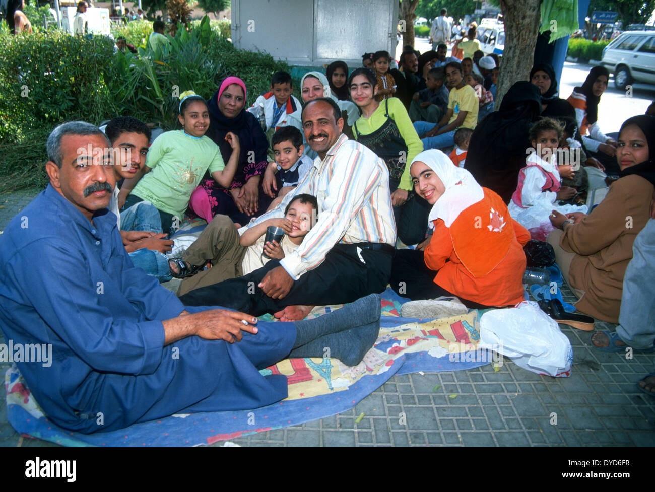 Famille chrétienne copte et parents célébrant Shemen Nessim avec un pique-nique pavé à Louxor, en Egypte Banque D'Images