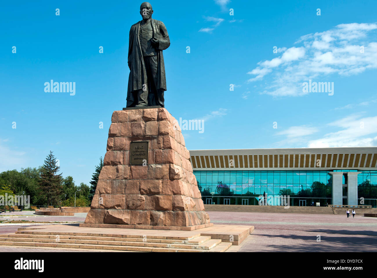 Monument de la poète Abai Kunanbaev face au Palais de la République, Almaty, Kazakhstan Banque D'Images