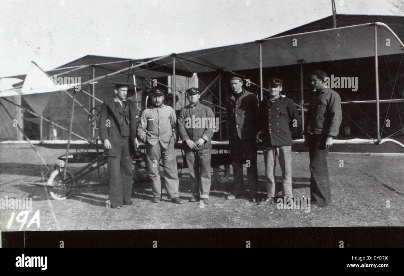 L'album Al-27C Ray Fife photo 000337 capture un moment historique avec un Curtiss Hydro, Curtiss Pusher et Curtiss Triad. La collection de Ray Fife met en lumière les contributions de Glenn Curtiss aux débuts de l’aviation. Banque D'Images