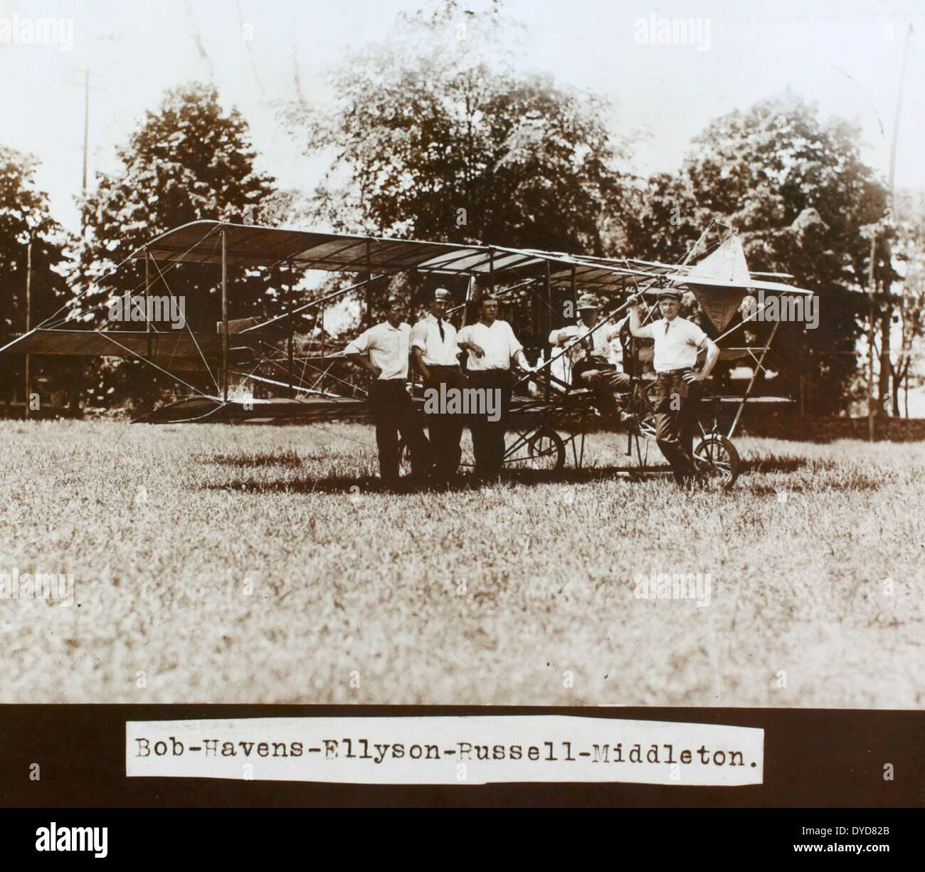 Cette image de l'album Ray Fife présente un Curtiss Hydro, un hydravion pionnier développé par Glenn Curtiss. L'avion fait partie des débuts de l'histoire de l'aviation navale, montrant le développement des avions amphibies au début du XXe siècle. Banque D'Images